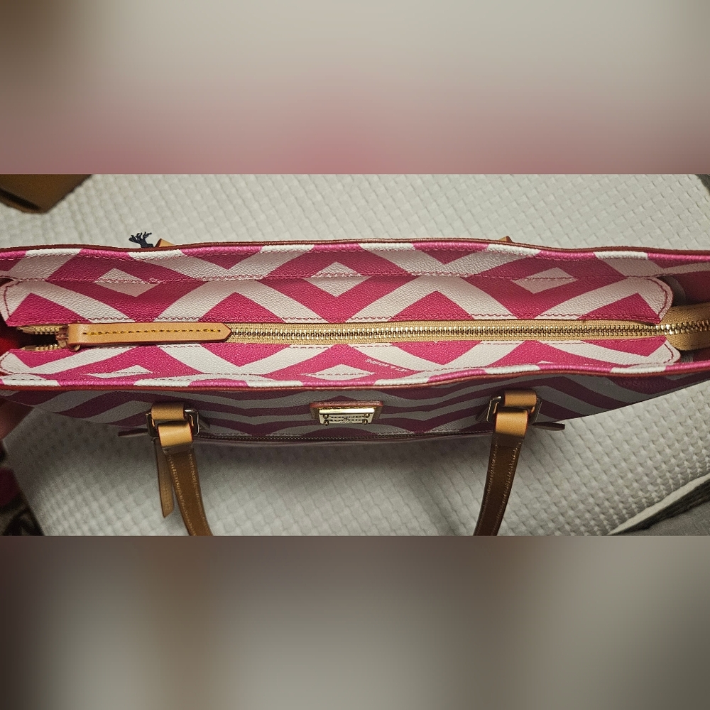 NWT Dooney & Bourke Large Shopper Tote W/ Zipper Closure: Fuchsia/White Chevron - Picture 5 of 11